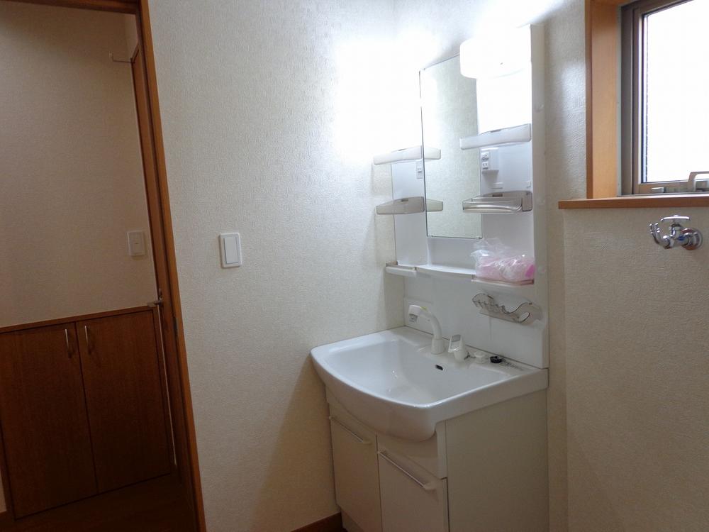 Wash basin, toilet.  [1 ・ Building 2] Common bathroom vanity is
