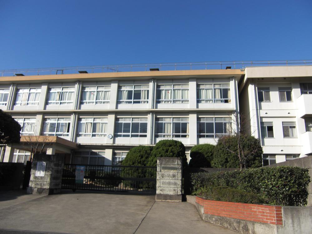 Junior high school. 888m until Hiratsuka Tachihama dake junior high school