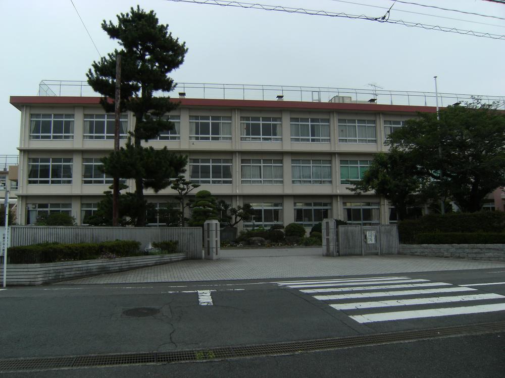 Junior high school. 403m until Hiratsuka Municipal Kasugano junior high school