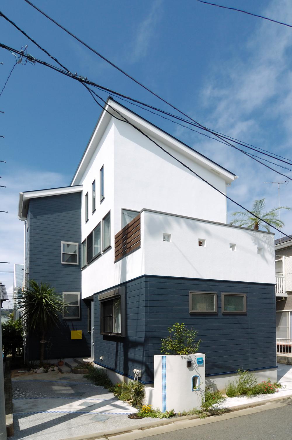 Building plan example (exterior photos). It fits well in the blue sky of Shonan but simple appearance. Our construction cases