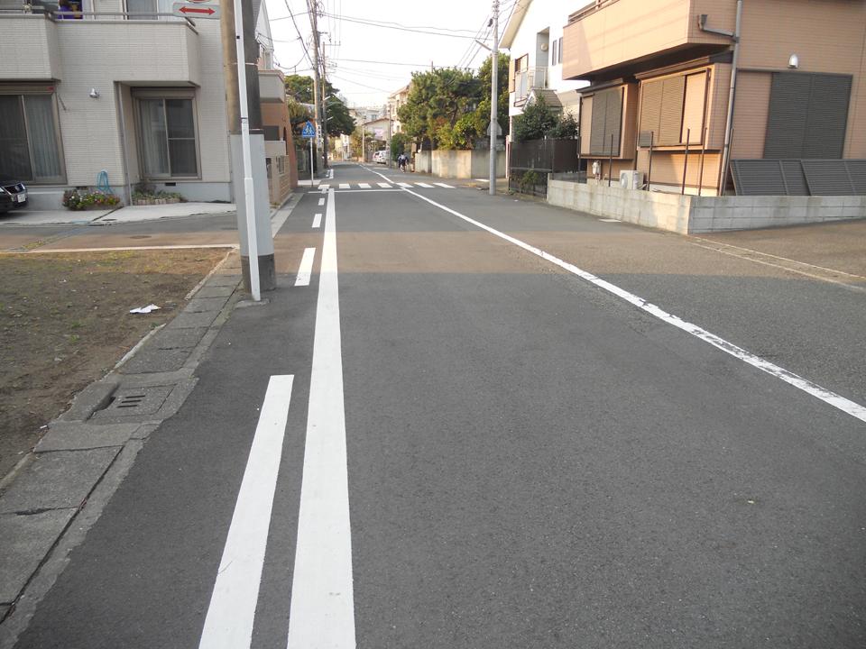 Local photos, including front road. Front road there is a sense of relief because of the width about 7.9m. 