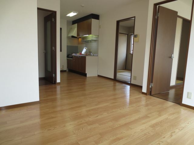 Living and room. Please send us a comfortable life in a clean room!