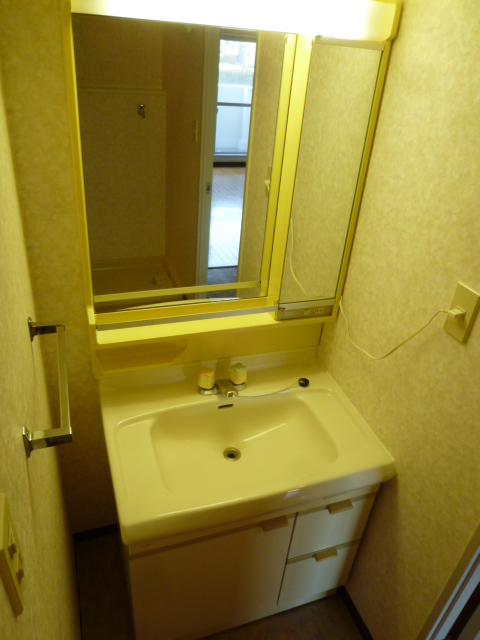 Washroom. Separate vanity! 