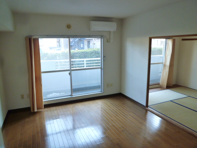Living and room. Next to the Japanese-style room! 