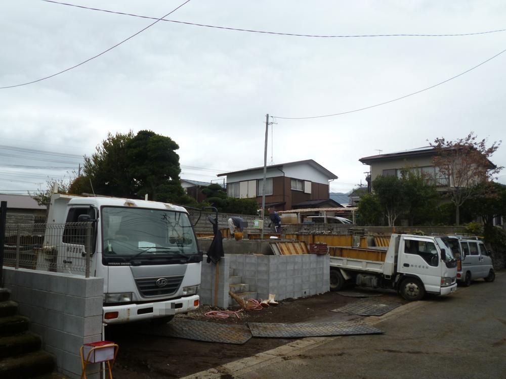 Local photos, including front road. The entire local