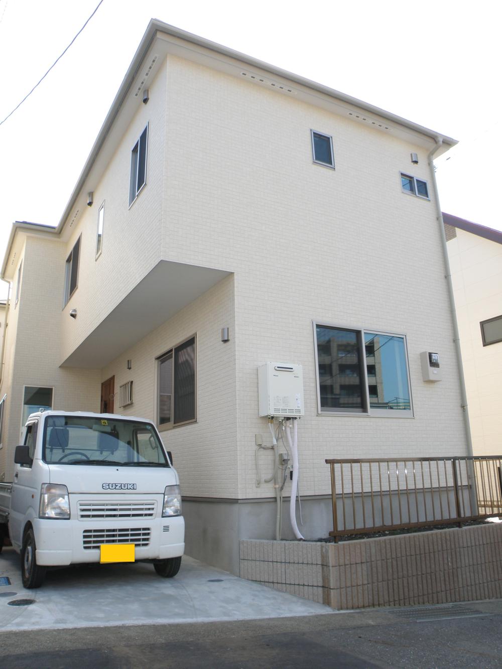 Local appearance photo. Local (10 May 2013) shooting A Building