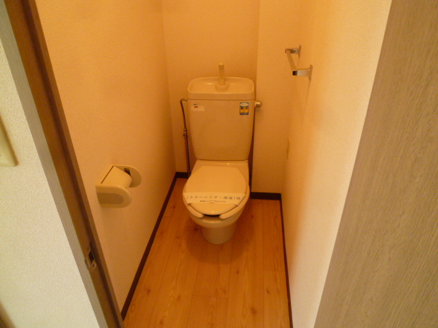Toilet. After all settle down here is No. 1! I think that man team can be seen! 