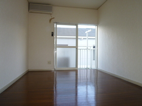 Living and room. Air-conditioned Western-style (6 tatami mats)