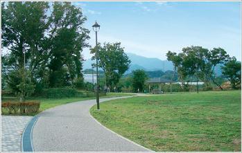 park. There is a large park in a 10-minute walk from the 760m subdivision until Maruyama Castle Park.