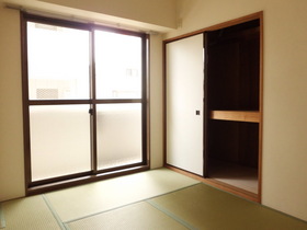Living and room. Japanese-style room (with storage)