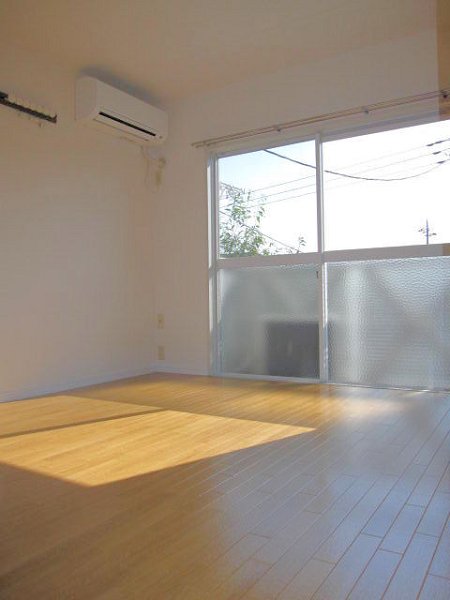 Living and room. Facing south in the sunny Western-style.