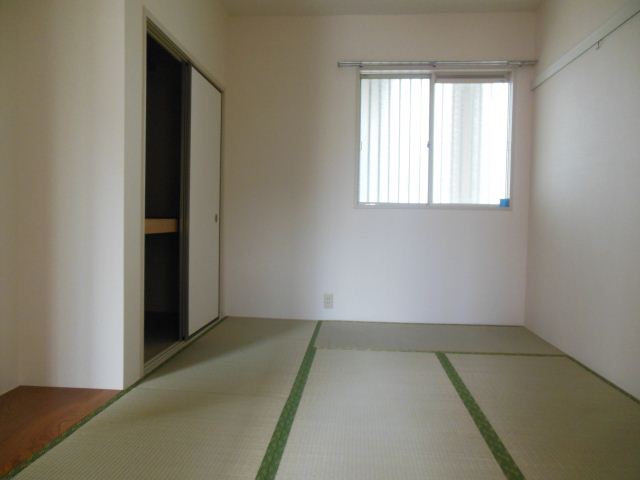 Living and room. It will calm the Japanese-style room.