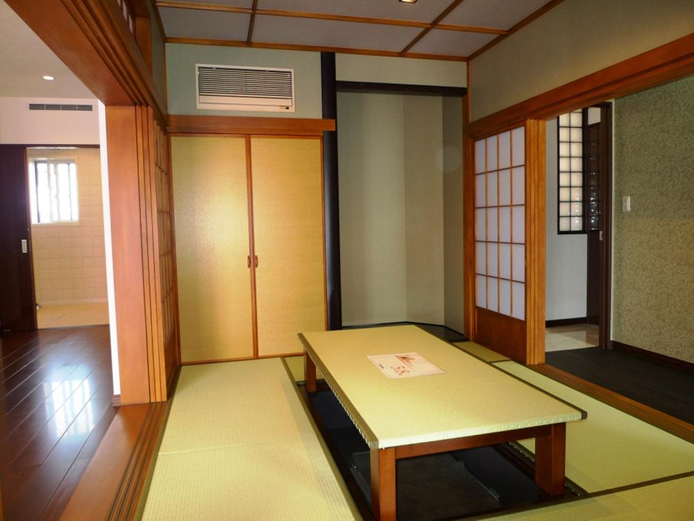 Non-living room. Japanese-style room / Moat seat table