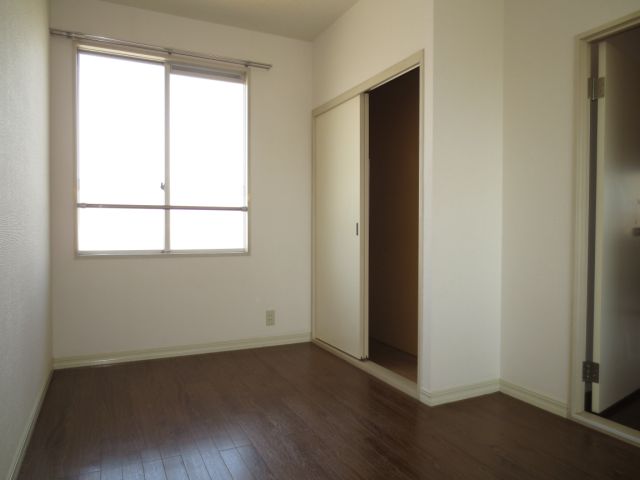 Living and room. It is spacious Western-style! Storage is attached!