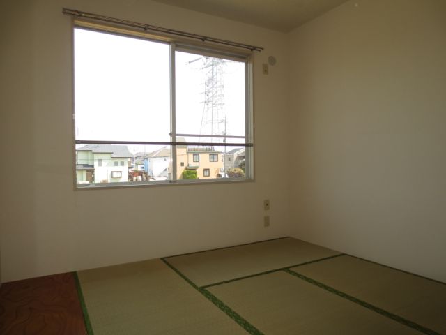 Living and room. It can also be used by connecting with the living.