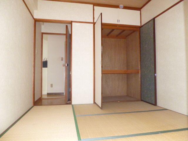 Living and room. Closet is attached to a Japanese-style room