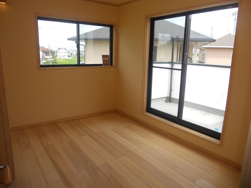 Other introspection. Indoor (July 2013) using the solid wood of the shooting Tung.  Please have a look once.