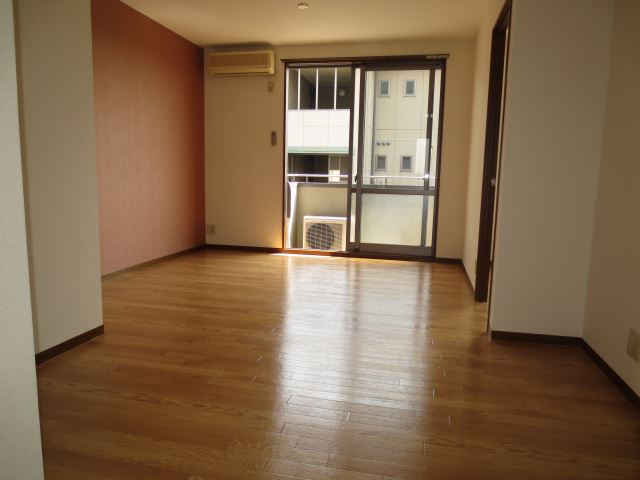 Living and room. Air-conditioned! Accent Cross also is fashionable! 