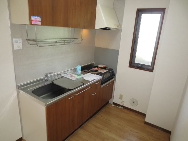 Kitchen. Bright have windows in the kitchen! 