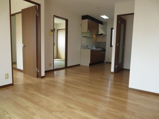 Living and room. Leave a comfortable life in a clean room! 