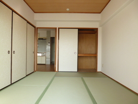 Living and room. Japanese-style room Good day for the south-facing