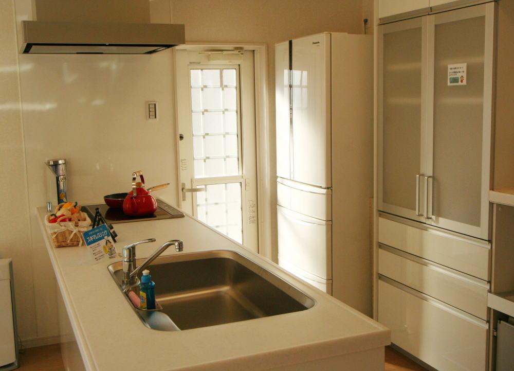 Kitchen. Flat face-to-face kitchen with a feeling of opening is, Storage rich with cupboard.