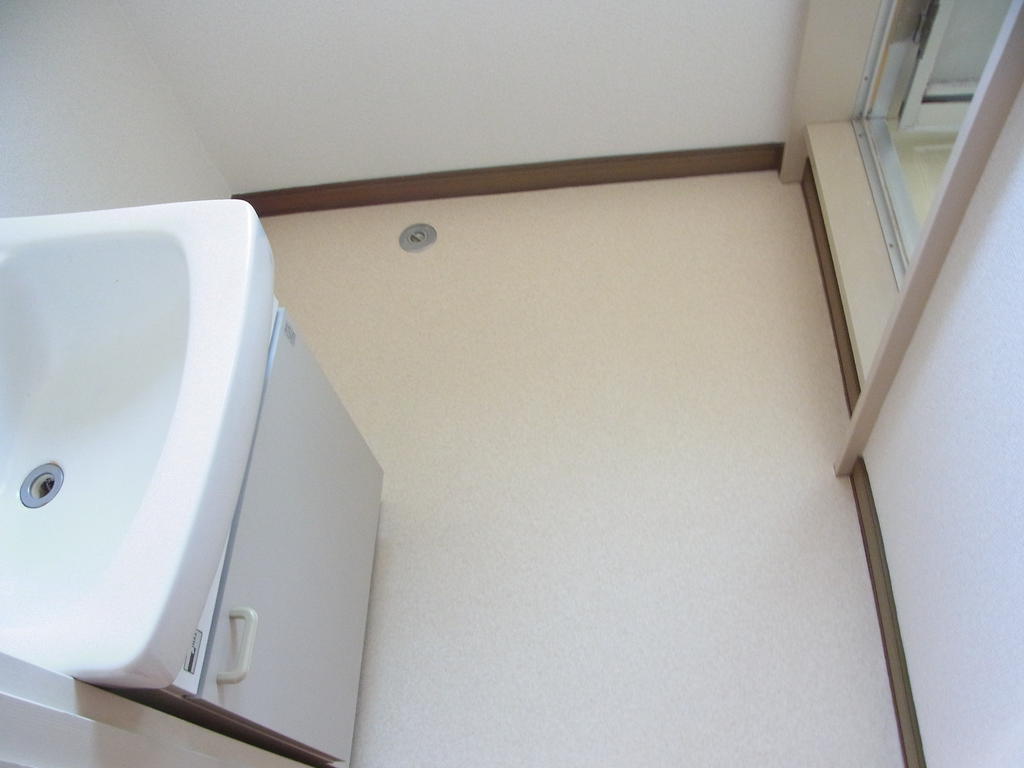 Washroom. Basin space! 