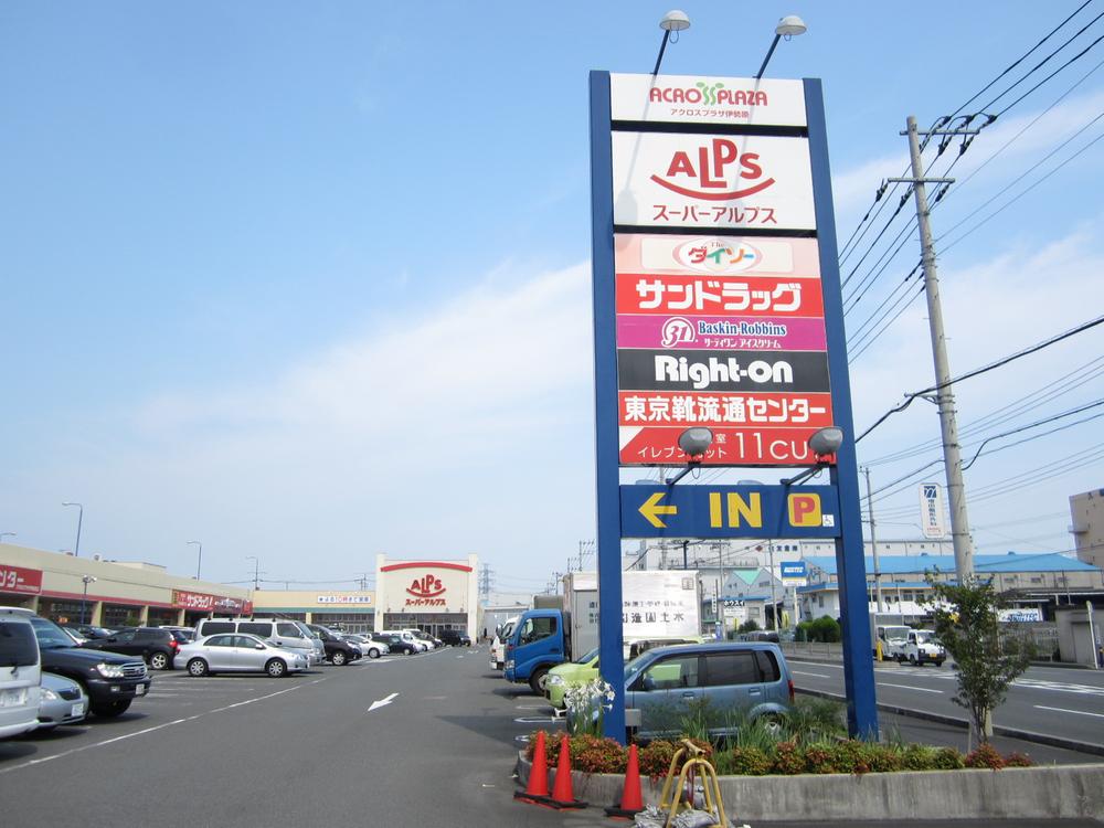 Shopping centre. Across Plaza Isehara up to 400m