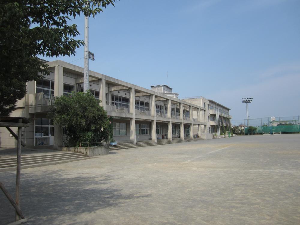 Primary school. Isehara Tachiishida to elementary school 900m