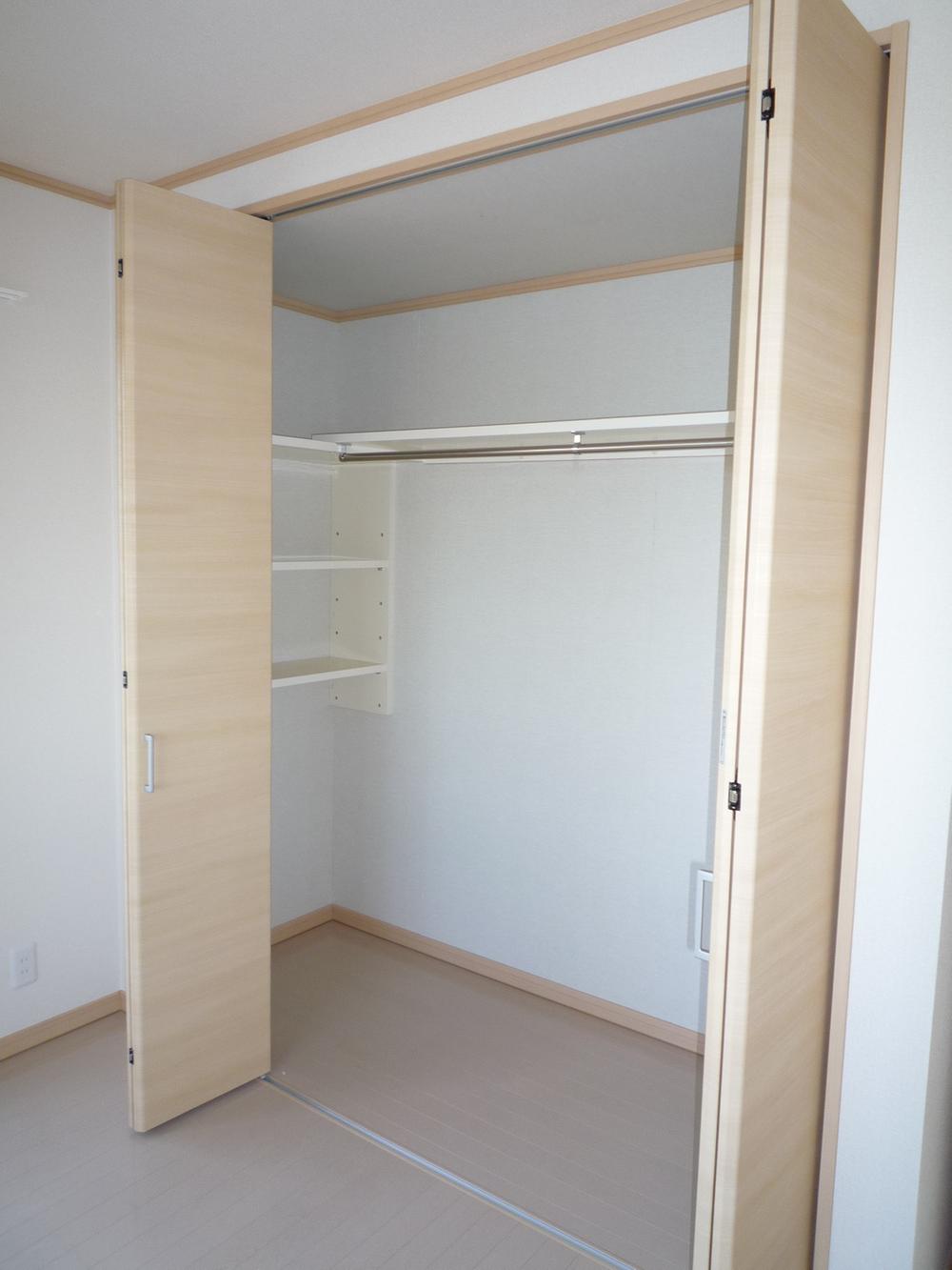 Receipt. Western-style closet Next to the storage rack