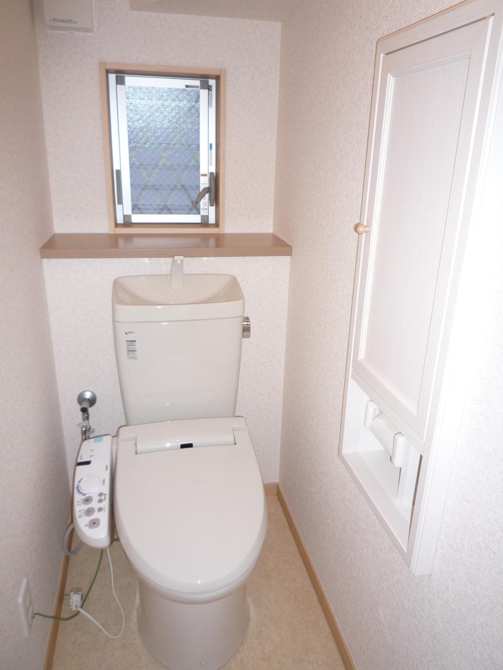 Toilet. Also housed in the horizontal