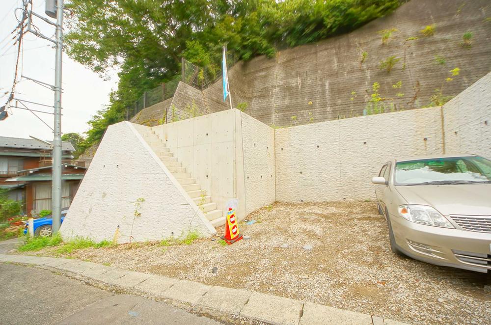 Local photos, including front road. Local (August 2013) Shooting, Good per sun on terrain of terraced.