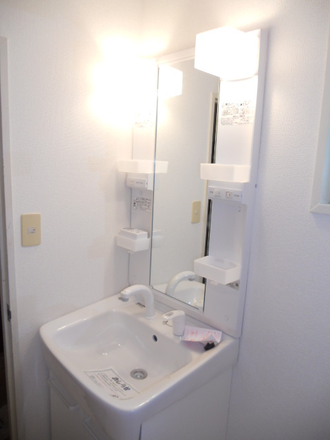 Washroom. No deals renewal fee! A quiet residential area