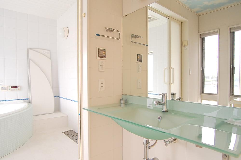 Wash basin, toilet. Stylish wash basin.