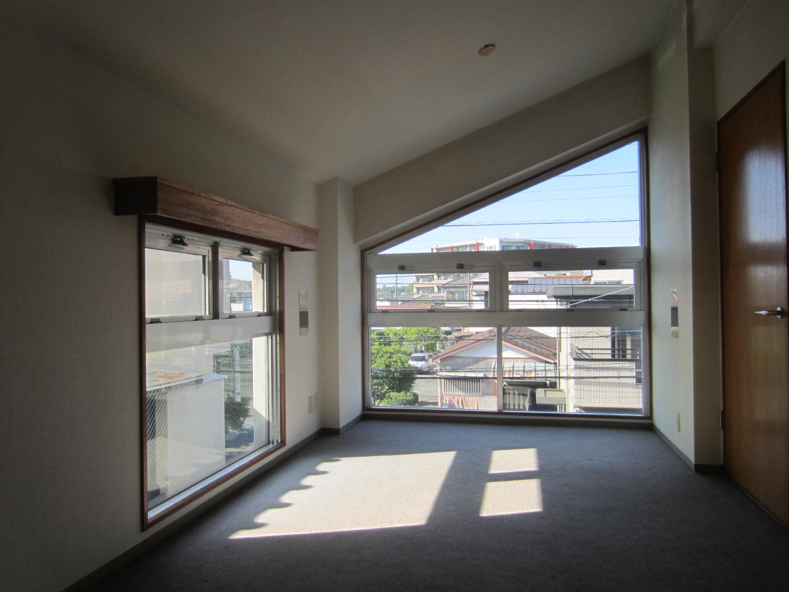 Living and room. 3 Kaikyoshitsu. Bright rooms with a gradient ceiling