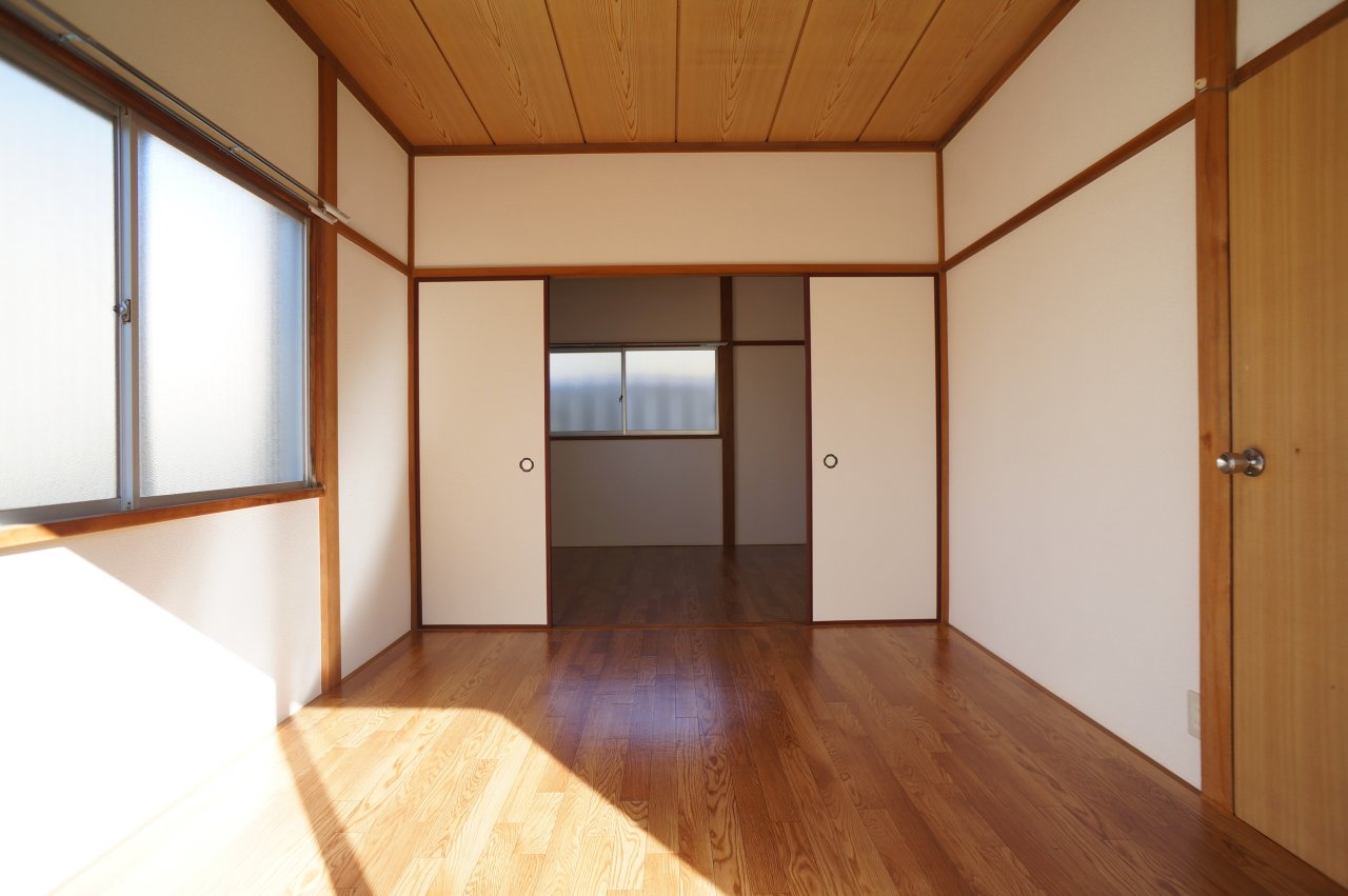 Living and room. Second floor Western-style room is very bright because it is south-facing building. 