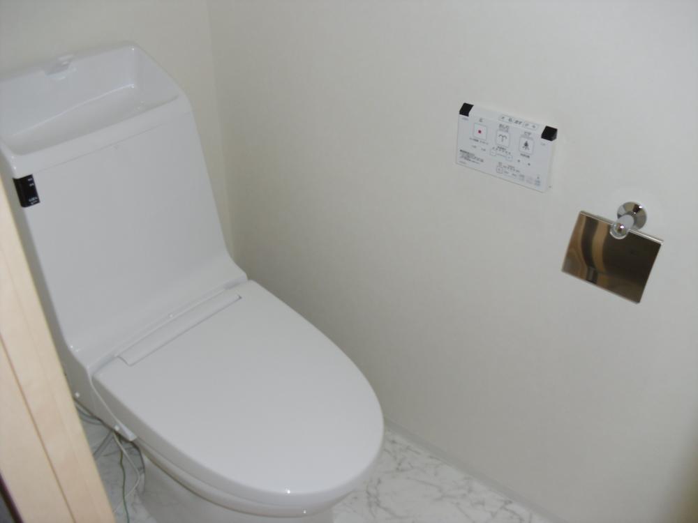 Toilet. Remote control with water-saving power-saving type shower toilet