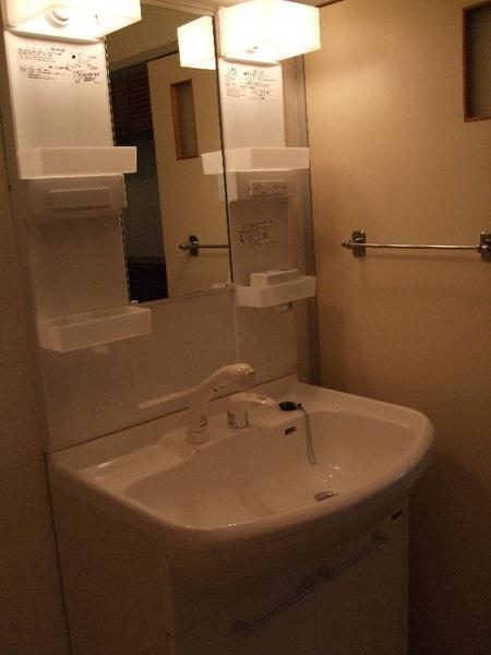 Washroom. Large washbasin