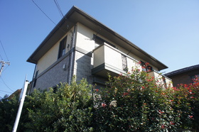 Building appearance. Located in a quiet residential area of ​​the hill