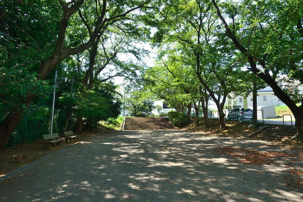 Local land photo. Just across the road is "lily children's park".