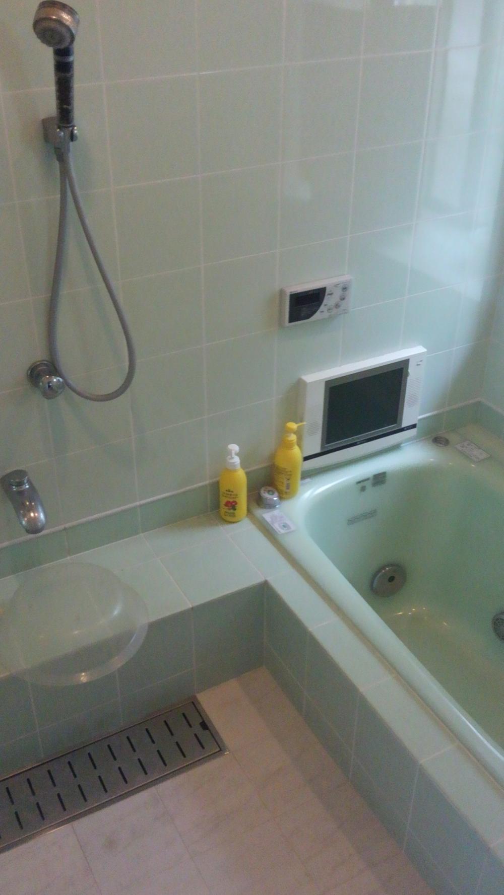Bathroom. Local (10 May 2013) Shooting