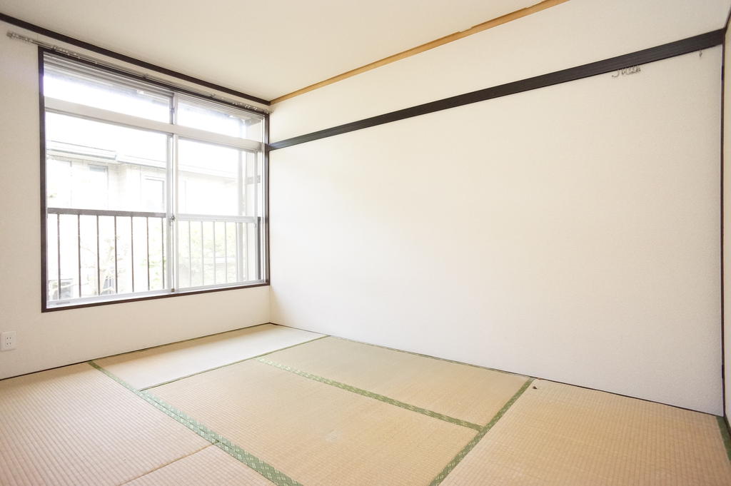 Other room space. South-facing Japanese-style room 6 quires!