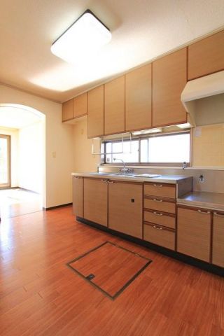 Kitchen. Underfloor Storage equipped