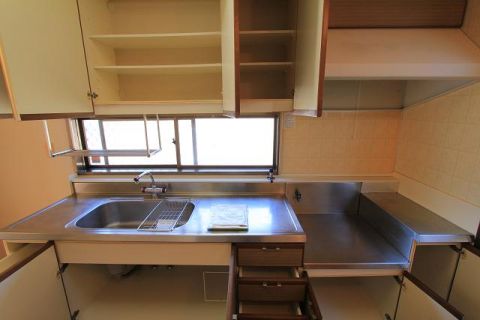 Kitchen. Gas stove is your tenants bidder