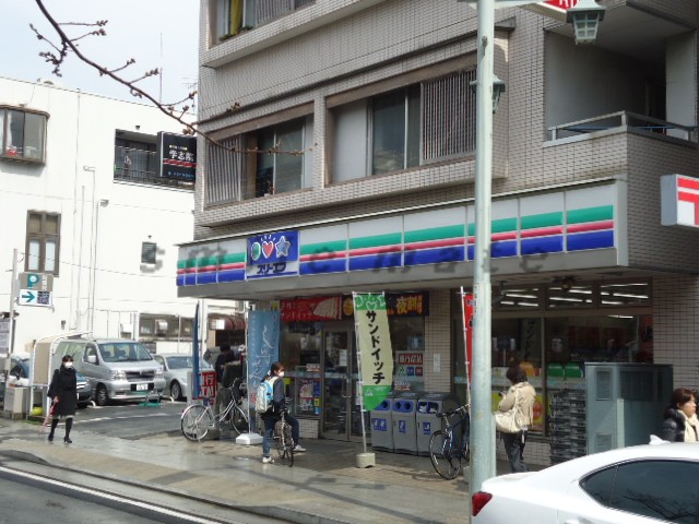 Convenience store. Three F Kamakura Hachiman Shrine before shop until the (convenience store) 535m
