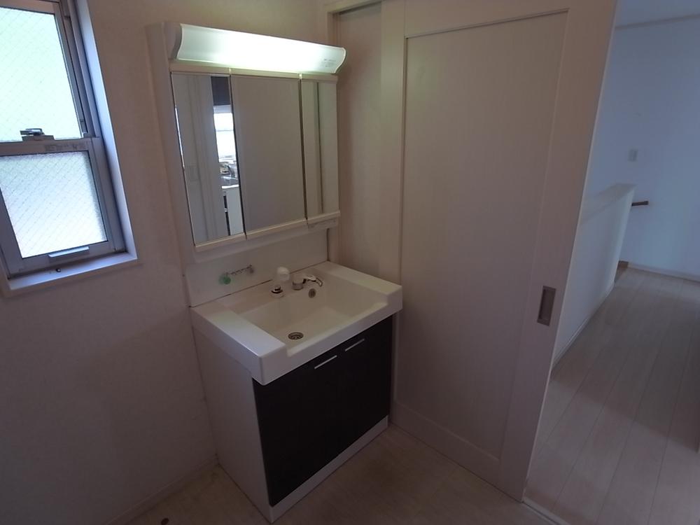Wash basin, toilet. Room (August 2013) Shooting