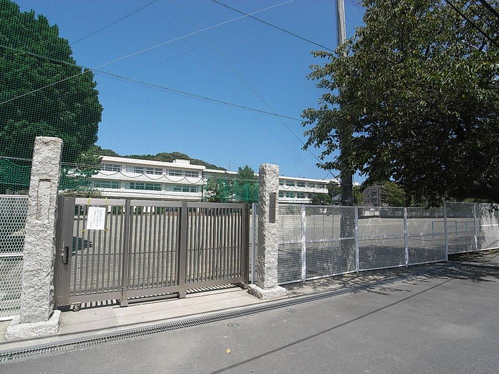 Primary school. 900m school route to Fukasawa Elementary School is a flat road.