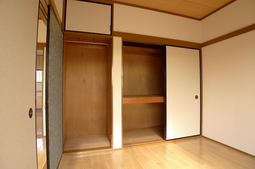 Living and room. It is the upper closet with closet of Western-style 4.5 Pledge. 