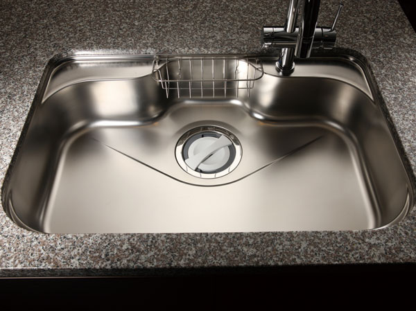 Kitchen.  [Low-noise wide sink] Adopt a kitchen product also wide type washable comfortable large. Water is a low-noise specifications to reduce the stainless steel warping sound when the shed I sound and hot water.