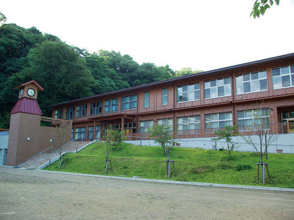 Surrounding environment. Kamakura Municipal second junior high school (about 680m)